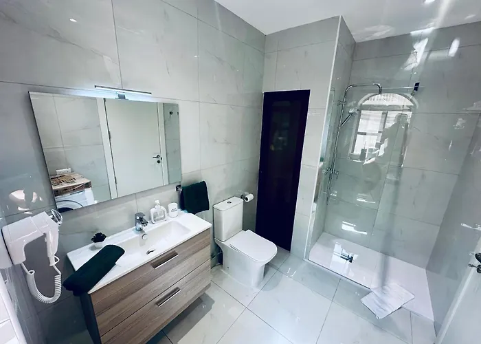 New Modern - Centre Apartment *